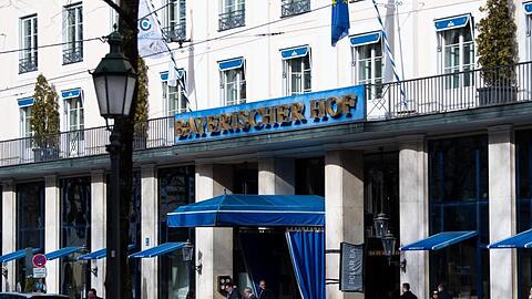 Limousinen stehen vor Beginn der Münchner Sicherheitskonferenz vor dem Hotel "Bayerischer Hof". Laut eigenen Angaben wollte der 50-jährige Iraker mit seiner Suizid-Aktion auf die Lage in seinem Heimatland aufmerksam machen.