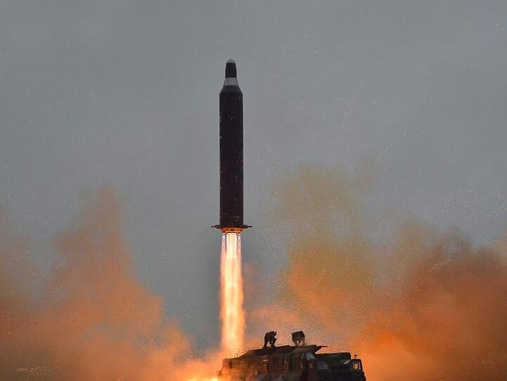 Raketenstart in Nordkorea: Die Mittelstreckenrakete Hwasong-10 steigt auf.