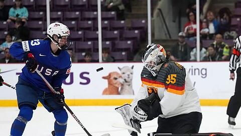 Rückhalt der deutschen Eishockey-Frauen: Sandra Abstreiter (r),