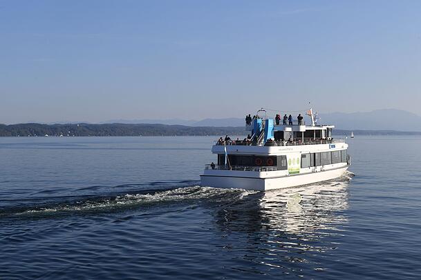 Das Elektroschiff "Berg" der Schifffahrt am Starnberger See fährt über den See. Das Elektroschiff "Berg" der Schifffahrt am Starnberger See fährt über den See.