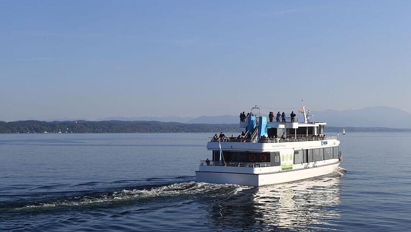 Das Elektroschiff "Berg" der Schifffahrt am Starnberger See fährt über den See. Das Elektroschiff "Berg" der Schifffahrt am Starnberger See fährt über den See.