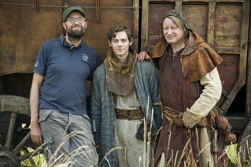 Vor &uuml;ber 12 Jahren: Regisseur Philipp St&ouml;lzl mit Tom Payne als Waisenjunge Rob Cole und der schwedische Schauspieler Stellan Skarsgard als Barber posieren in Elbingerode bei den Dreharbeiten zur Romanverfilmung &bdquo;Der Medicus&ldquo;.