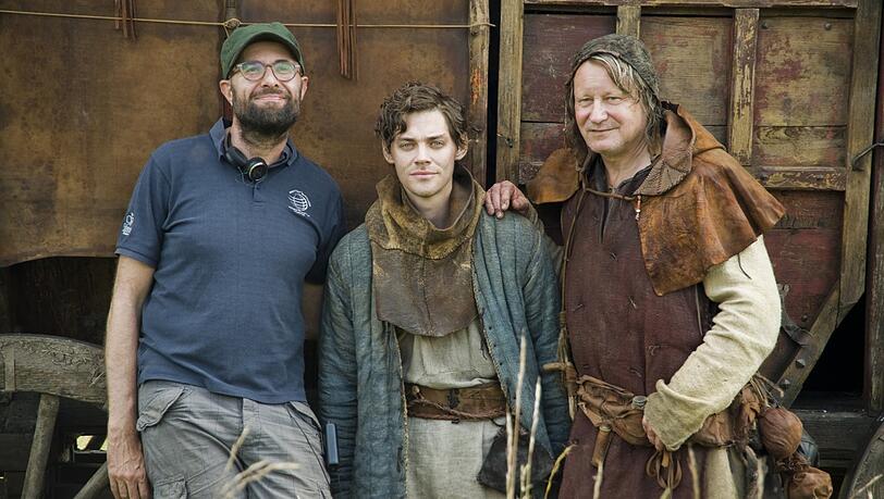 Vor &uuml;ber 12 Jahren: Regisseur Philipp St&ouml;lzl mit Tom Payne als Waisenjunge Rob Cole und der schwedische Schauspieler Stellan Skarsgard als Barber posieren in Elbingerode bei den Dreharbeiten zur Romanverfilmung &bdquo;Der Medicus&ldquo;.