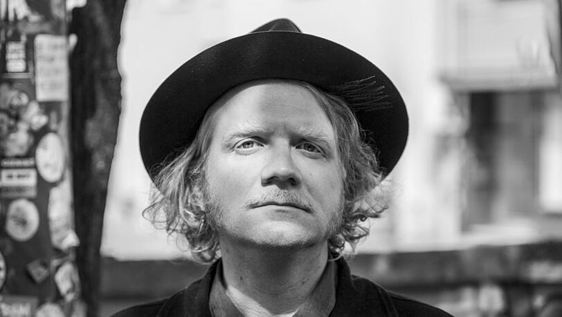 Der M&uuml;nchner Musiker, S&auml;nger und Songwriter Philip Bradatsch.