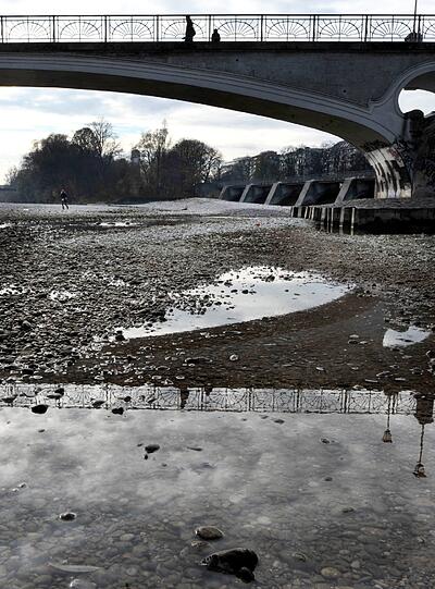 Wenig Wasser fließt momentan in der Nähe des Kabelstegs im Stadtteil Haidhausen in München  durch die Isar. Die wochenlange Trockenheit hat deutliche Spuren hinterlassen.