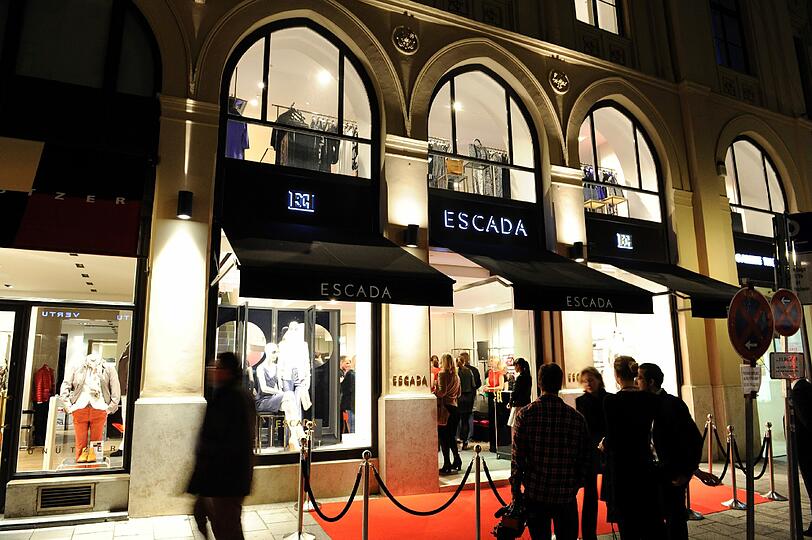 Der Escada-Shop auf der Maximilianstraße, von außen bei Nacht