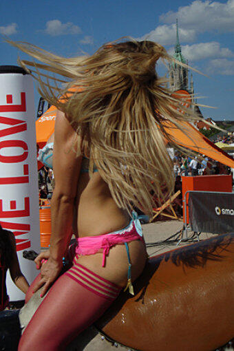 Sexy im heißen Dessous: Davorka reitet den Bullen bei den "Hot Summer Games". (2009)
