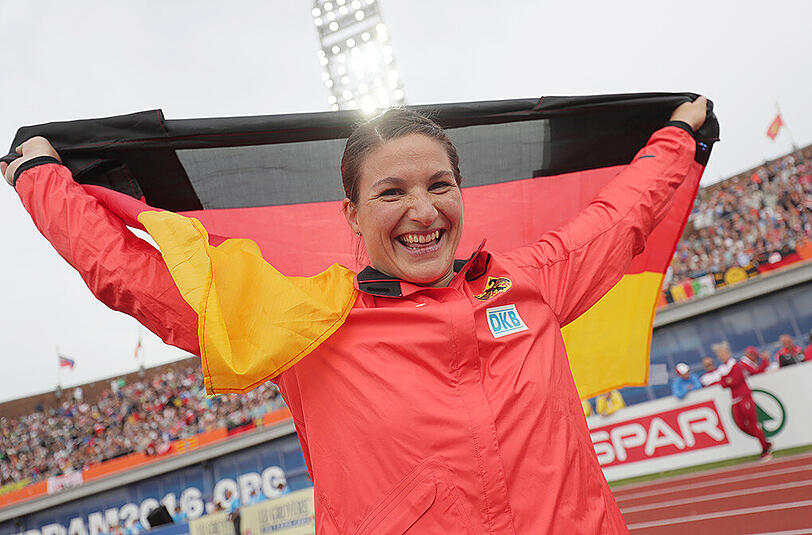 Linda Stahl freut sich über ihre Silbermedaille.