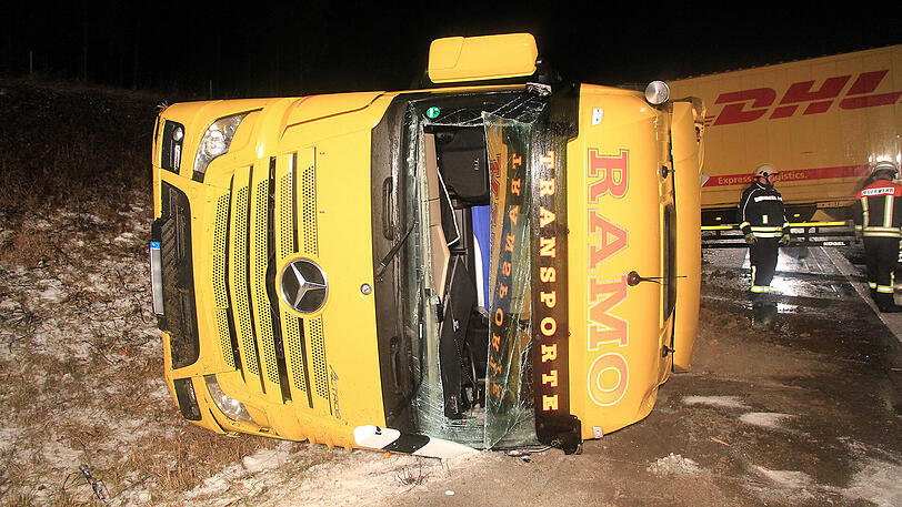 Auf der A71 ereigneten sich zwei Lkw-Unfälle unmittelbar nacheinander, einer davon mit tödlichem Ausgang. Die Bilder von der Unfallstelle.