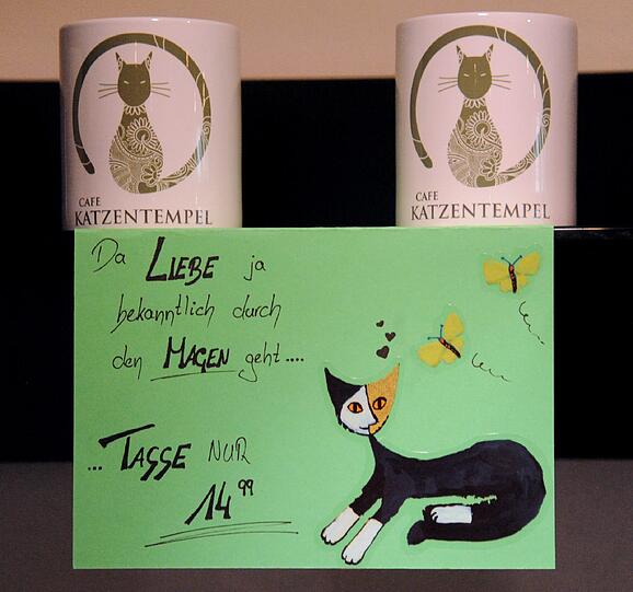 Der Katzentempel, kaum eröffnet, hat auch schon Merchandising-Artikel im Angebot.