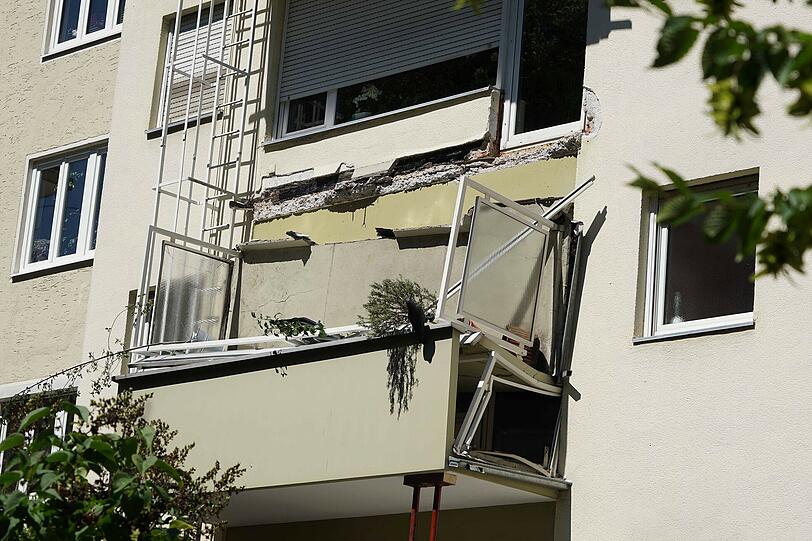 Glücklicherweise war niemand auf dem Balkon, als der plötzlich runter krachte.