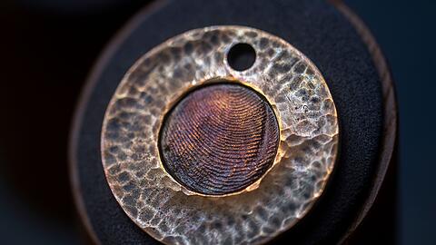 Öfter nachgefragt werden Schmuckstücke mit dem Fingerabdruck des Verstorbenen. (Archivbild)