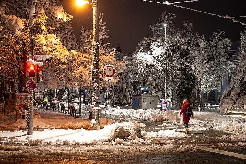 Dicke Schneebrocken liegen auf M&uuml;nchens Stra&szlig;en.