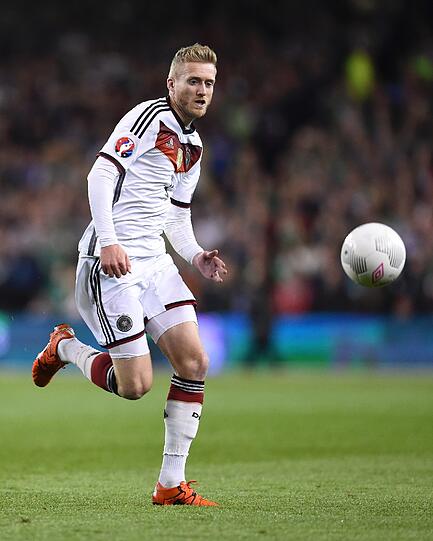 ANDRÉ SCHÜRRLE: NOTE 5.
In Wolfsburg umstritten, gestern mit der plötzlichen Chance, sich einmal wieder im DFB-Dress zu zeigen. Stand aber ziemlich neben sich: viele Ballverluste. Vergab volley das 1:0 (55.).