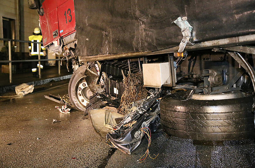 Der BMW wurde bei dem Zusammenprall mit dem Lkw regelrecht zerfetzt.