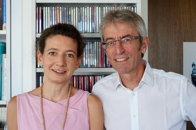 Oswald Beaujean arbeitet seit 1988 für die BR-Klassikwelle. Er ist seit 2012 Programmbereichsleiter und war bereits in den letzten zehn Jahren in der künstlerischen Leitung des ARD-Musikwettbewerbs tätig. Meret Forster gründete 2001 die Akademie &bdquo;Musiktheater heute&ldquo; der Deutschen Bank Stiftung und ist seit 2011 Redaktionsleiterin bei BR-Klassik.