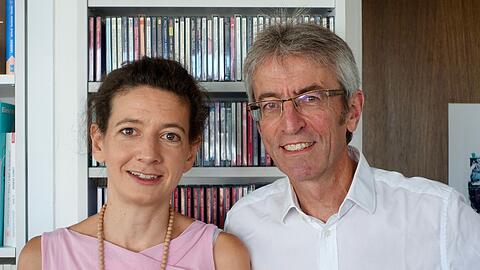 Oswald Beaujean arbeitet seit 1988 für die BR-Klassikwelle. Er ist seit 2012 Programmbereichsleiter und war bereits in den letzten zehn Jahren in der künstlerischen Leitung des ARD-Musikwettbewerbs tätig. Meret Forster gründete 2001 die Akademie &bdquo;Musiktheater heute&ldquo; der Deutschen Bank Stiftung und ist seit 2011 Redaktionsleiterin bei BR-Klassik.