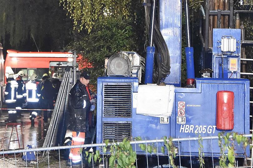 Polizei und Feuerwehr sicherten die Fahrbahnabsenkung in der Lindenstraße.