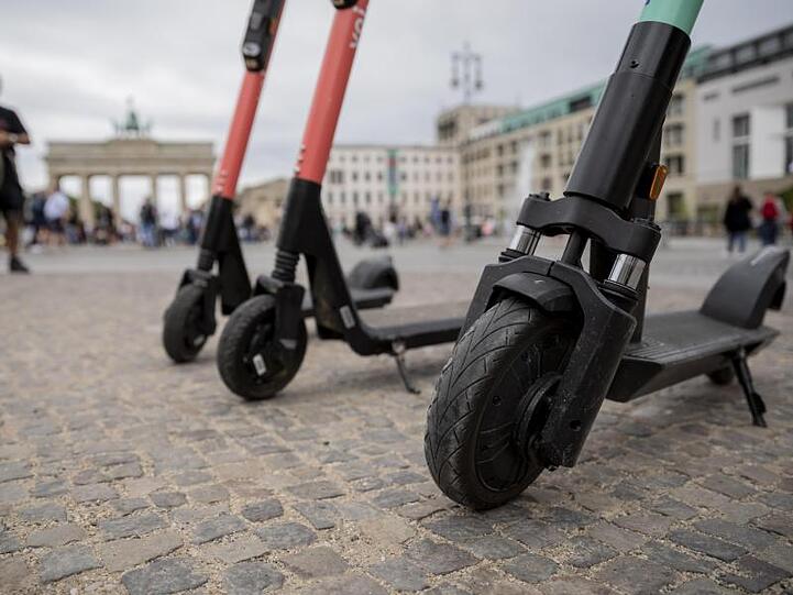 Kommunen und Anbieter wollen für E-Scooter eine Funktion, die die Geschwindigkeit automatisch drosseln kann, sobald man damit in bestimmte Bereiche fährt.