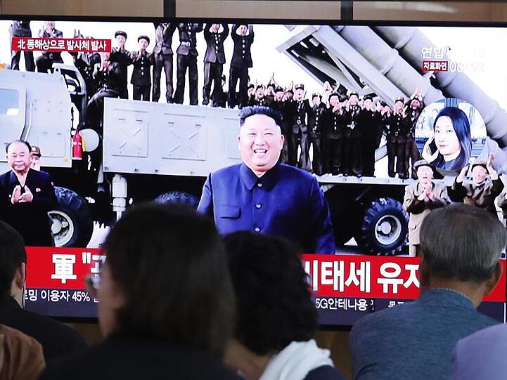 Auf einem Bildschirm in einer Seouler Bahnstation wird in einer Nachrichtensendung über den nordkoreanischen Raketentest berichtet.