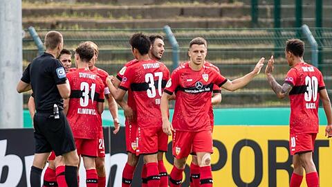 Stuttgarts Team klatscht sich ab, nachdem Ghaddioui für den Führungstreffer gesorgt hat.