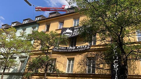 Die Aktivisten sollen während der IAA ein offenbar leerstehendes Haus an der Karlstraße 20 besetzt haben.