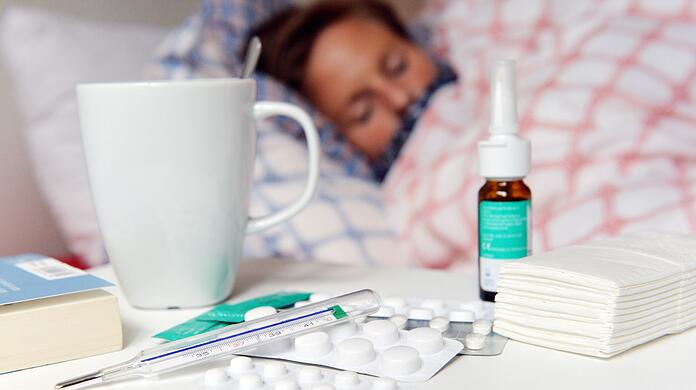 Zur kalten Jahreszeit stecken sich wieder mehr Menschen mit Grippe und Coronavirus an. (Symbolbild)