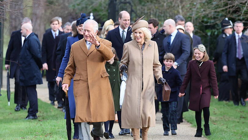 König Charles und Königin Camilla führen den Gang der Royals an König Charles und Königin Camilla führen den Gang der Royals an