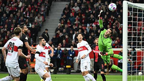 Bayer-Keeper Matej Kovar konnte den Kopfballtreffer von Waldemar Anton (verdeckt) zum 0:1 nicht verhindern.
