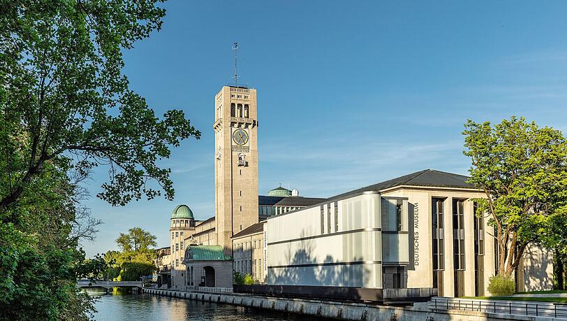 Umgeben von der Isar auf der Museumsinsel 1. Täglich von 9 bis 17 Uhr geöffnet. Umgeben von der Isar auf der Museumsinsel 1. Täglich von 9 bis 17 Uhr geöffnet.
