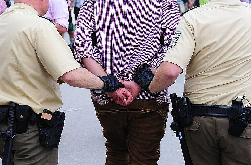 Beamte der Wiesn-Streife führen einen Übeltäter ab. (Symbolbild)