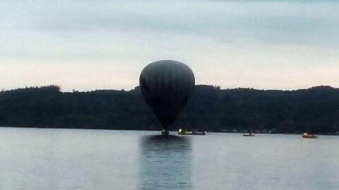 Ein Heißluftballon ist in den Starnberger See gestürzt. Die Bilder von der spektakulären Rettungsaktion.