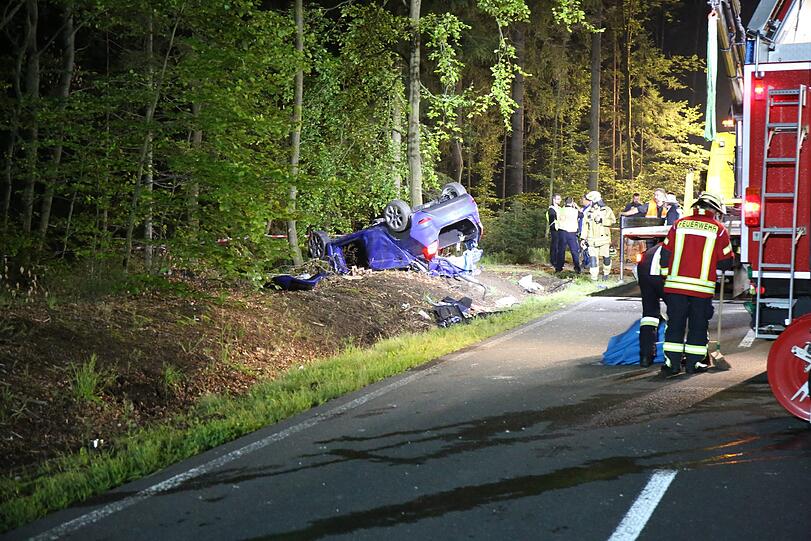 Zwei Mädchen sterben in dem Wrack. Bei einem der Opfer handelt es sich um die Tochter des Feuerwehrkommandanten, der als erster an die Unfallstelle kommt.