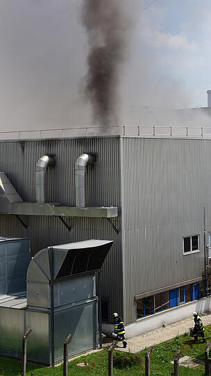 Bilder des Feuerwehreinsatzes am Landshuter BMW-Werk: Der Sachschaden wird auf über zwei Millionen Euro geschätzt.