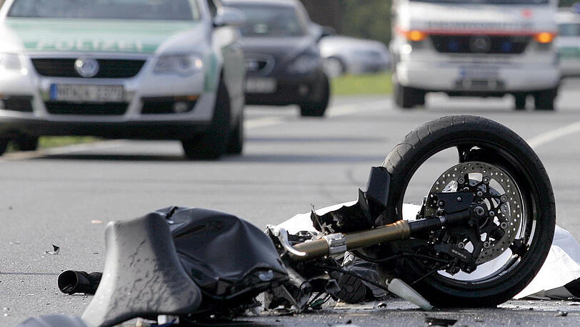 Der 32-Jahre alte Biker musste mit dem Rettungshubschrauber ins Krankenhaus gebracht werden. Der 32-Jahre alte Biker musste mit dem Rettungshubschrauber ins Krankenhaus gebracht werden.