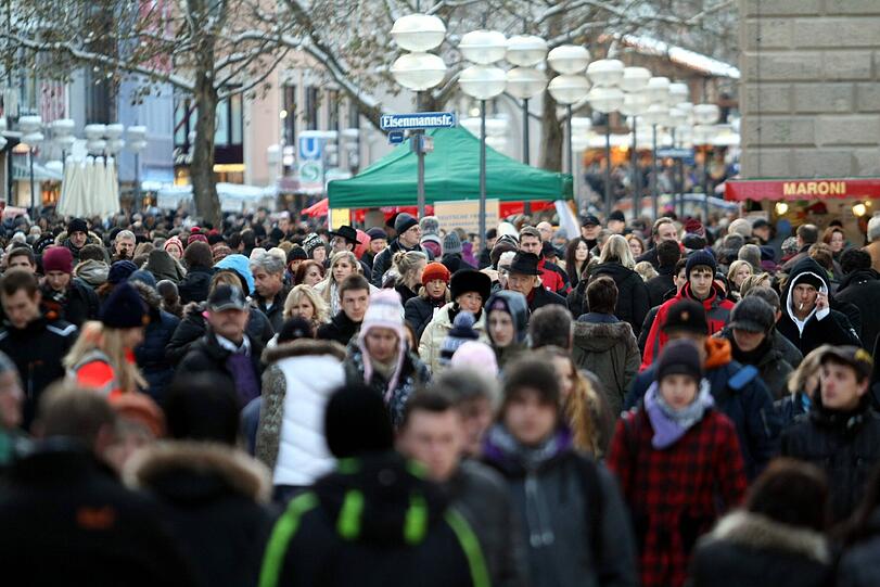 Der Wunschtraum der Innenstadt-Händler: die überlaufene Fußgängerzone kurz vor Weihnachten 2012.
