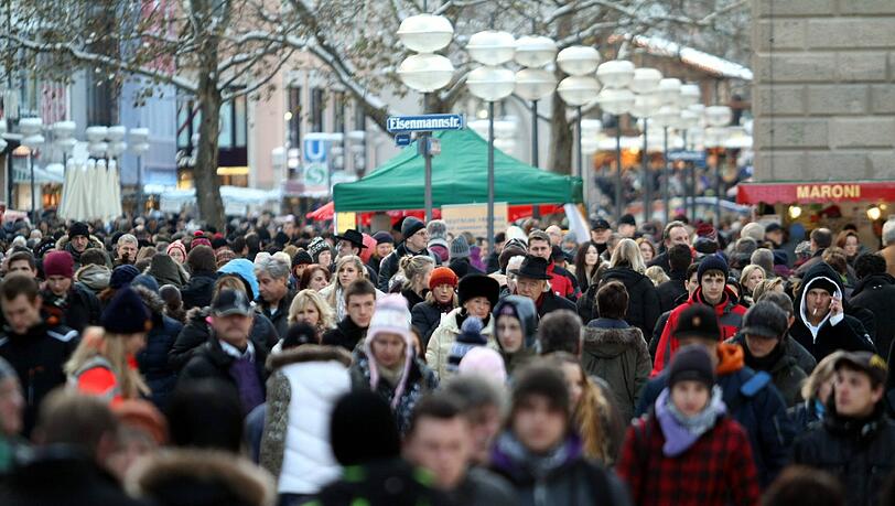 Der Wunschtraum der Innenstadt-Händler: die überlaufene Fußgängerzone kurz vor Weihnachten 2012. Der Wunschtraum der Innenstadt-Händler: die überlaufene Fußgängerzone kurz vor Weihnachten 2012.
