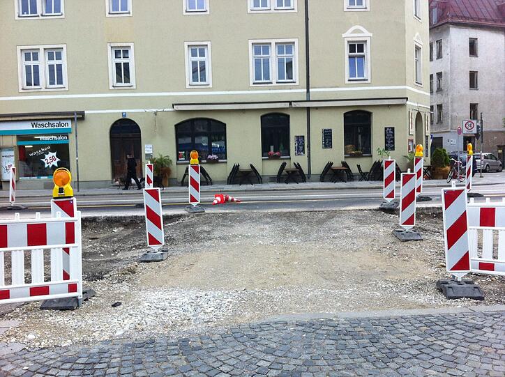 Die Hütchen bleiben liegen. Niemand kümmert sich.