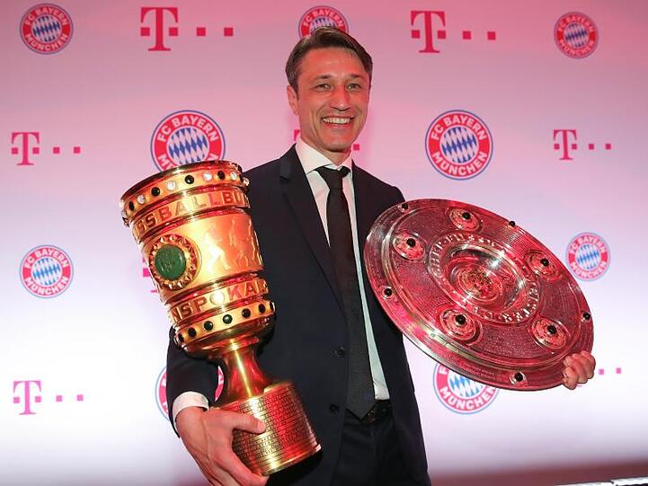 Trainer Niko Kovac hält DFB-Pokal und Meisterschale in der Finalnacht 2019. Foto: Alexander Hassenstein