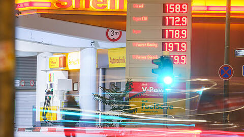 Bald unbezahlbar? Die Kraftstoffpreise liegen derzeit auf einem ähnlichen Hoch wie im Rekordjahr 2012.