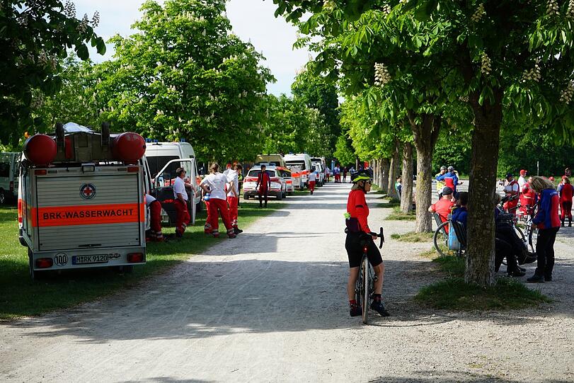 Verschiedene Rettungsfahrzeuge stehen unmittelbar am Lußsee, an dem auch die Großübung stattfindet.