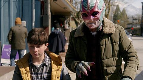 Alan Tudyk (r.) spielt erneut den Außerirdischen "Harry", der sich - meist unerkannt - auf der Erde herumtreibt.