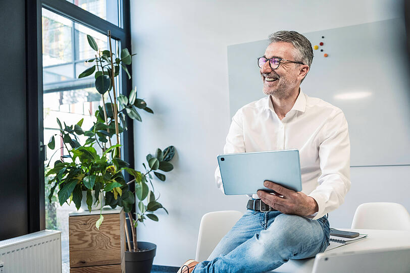 Entspannt im B&uuml;ro: In der Altersteilzeit gibt es verschiedene Modelle, Freizeit und Arbeitszeit aufzuteilen.