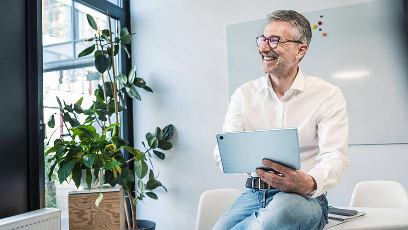 Entspannt im B&uuml;ro: In der Altersteilzeit gibt es verschiedene Modelle, Freizeit und Arbeitszeit aufzuteilen.