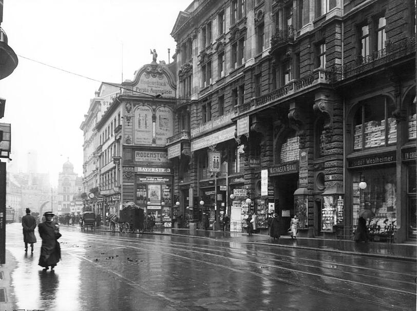 Vorderansicht auf der Bayerstra&szlig;e in Richtung Stachus. &Uuml;ber dem Eingang ist der Math&auml;ser Br&auml;u Schriftzug zu erkennen. Im Hintergrund das Karlstor.