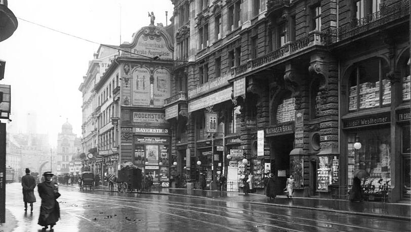Vorderansicht auf der Bayerstraße in Richtung Stachus. Über dem Eingang ist der Mathäser Bräu Schriftzug zu erkennen. Im Hintergrund das Karlstor. Vorderansicht auf der Bayerstraße in Richtung Stachus. Über dem Eingang ist der Mathäser Bräu Schriftzug zu erkennen. Im Hintergrund das Karlstor.
