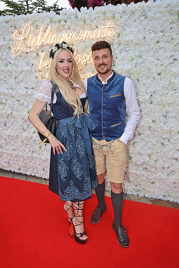 Für die österreichischen Realitystars Lydia Kelovitz und Johannes Höfinger war die "Almrauschparty" ein Heimspiel. Für die österreichischen Realitystars Lydia Kelovitz und Johannes Höfinger war die "Almrauschparty" ein Heimspiel.