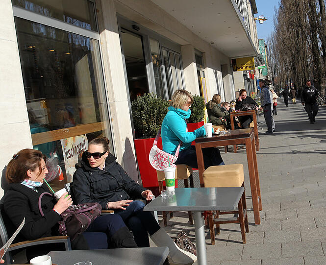 12 Uhr: Den Ratsch mit der Freundin sollten Sie auf die Leopoldstraße verlegen. Hier strahlt die Sonne &ndash; und was zu gucken gibt es auch.