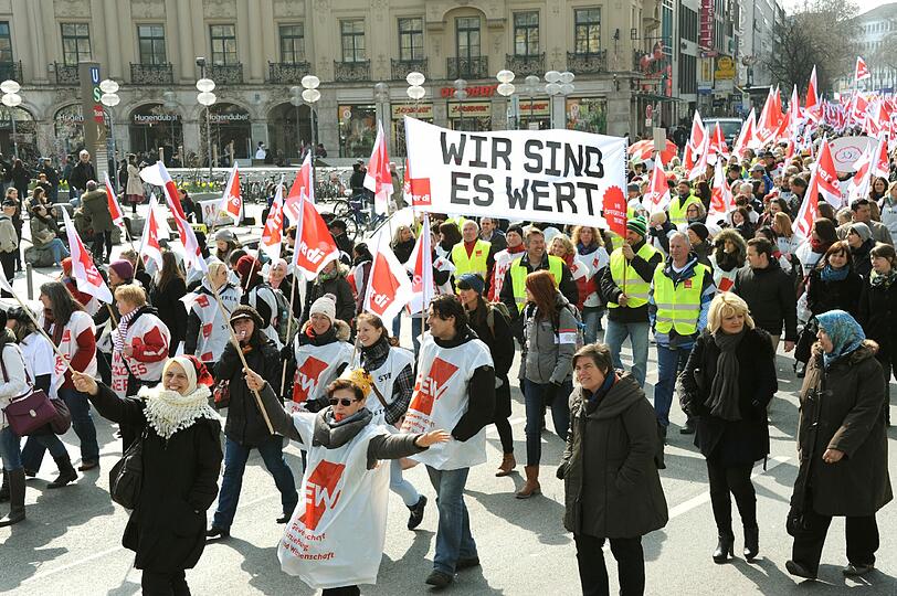 Wie hier in München, legten vielerorts in Bayern tausende öffentlich Bedienstste die Arbeit nieder und demonstrierten für mehr Lohn.