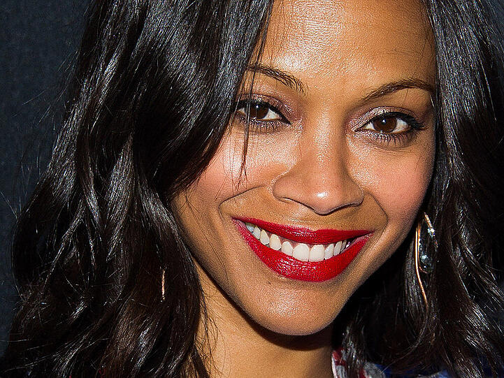 Zoe Saldana posiert auf dem roten Teppich anlässlich des "AOL NewFront"-Events